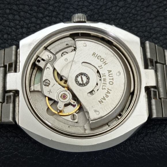 Vintage 1980 Ricoh Automatic Mens Silver Watch W/daydate & Red accents - Picture 10 of 10